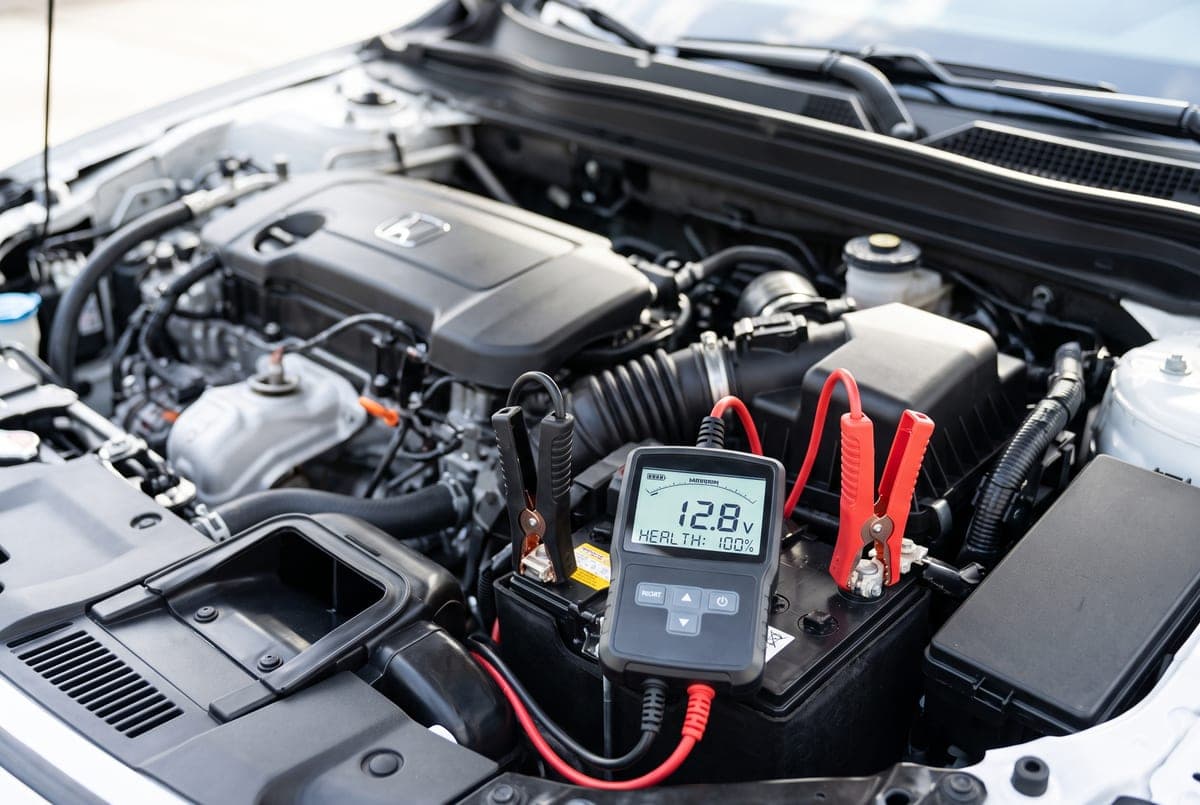 מצבר 12V קטן מותקן בהונדה אינסייט