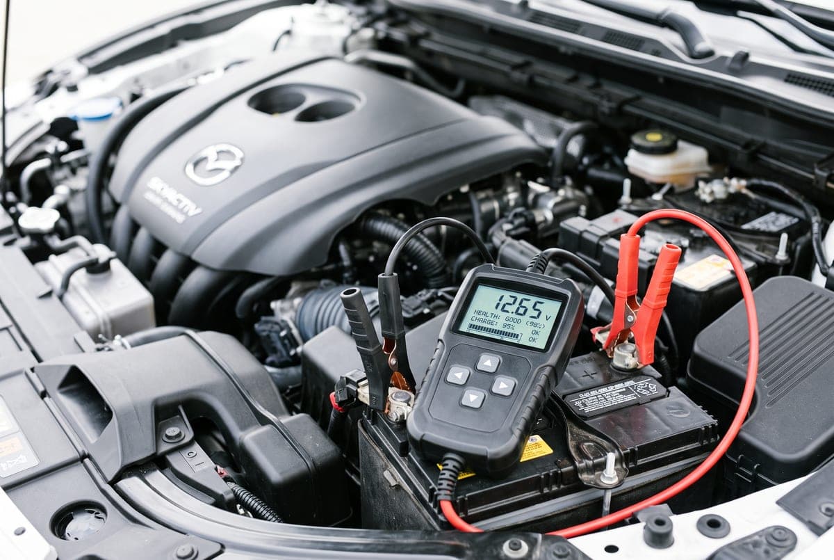 בדיקת מתח למצבר ה-12V של מאזדה MX-30