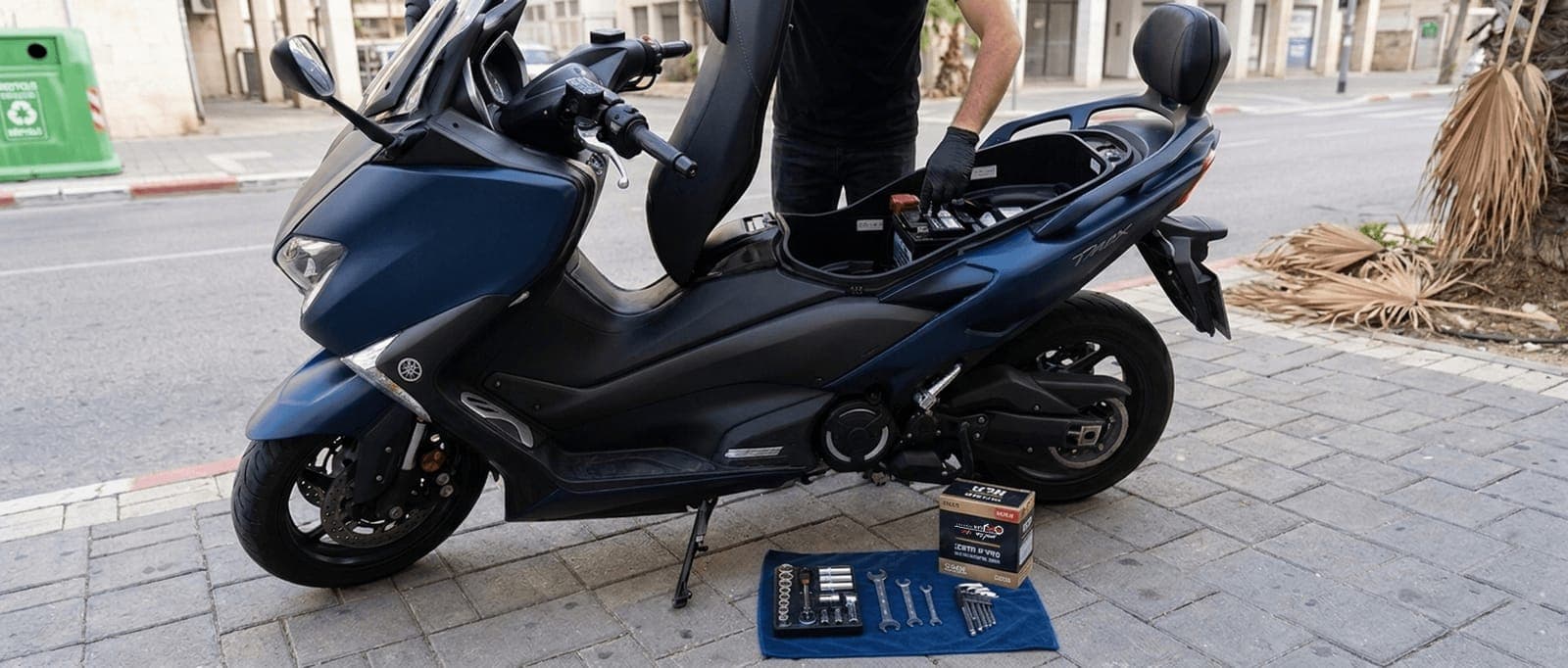 טכנאי לידור מחליף מצבר לקטנוע בשכונת מגדיאל בהוד השרון