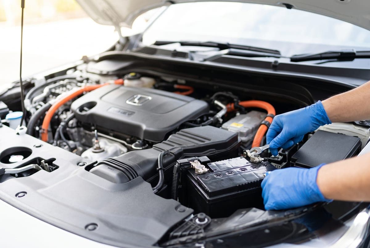 מצבר 12V עזר חדש מותקן בהונדה HR-V — הידוק הקוטב